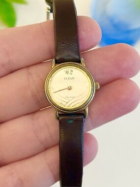 Vintage Ladies Titan 18k Gold Plated Wristwatch-Womens Small Round Classic Watch